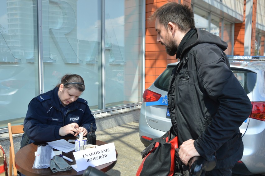 Znakowanie rowerów pod Pasażem Grunwaldzkim, 29.04.2017