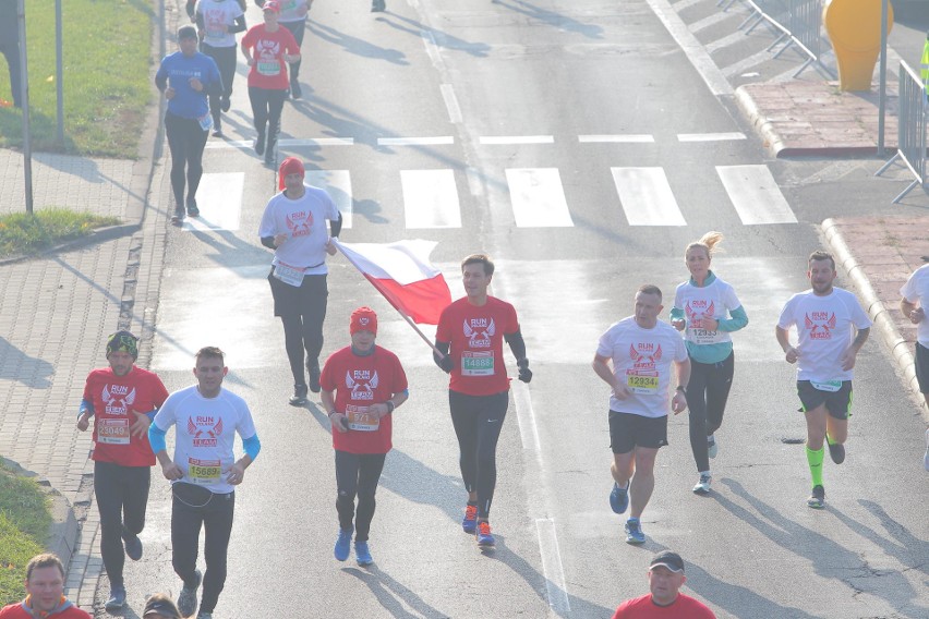 Około 25 tysięcy biegaczy zmaga się z 10-kilometrową trasą...