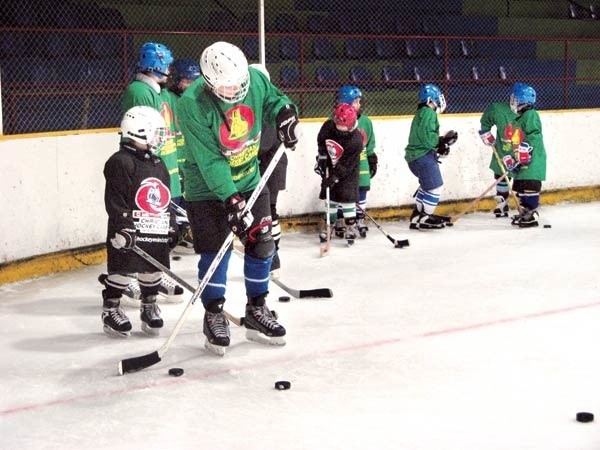 Kryte lodowisko w Dębicy na co dzień służy hokeistom i wszystkim miłośnikom jazdy na łyżwach. W lutym stanie się areną zmagań młodych zawodników z całej Polski.