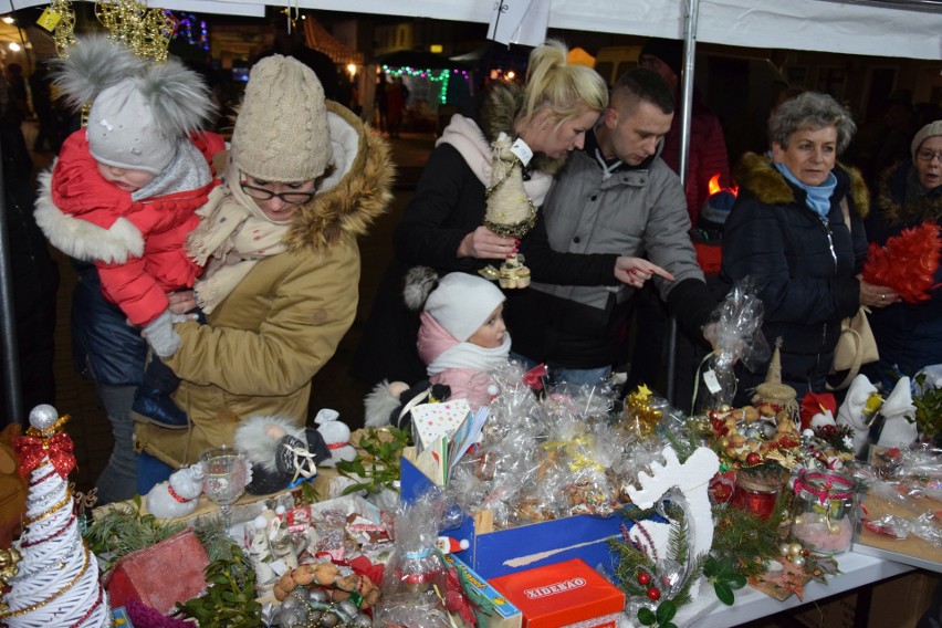 Kiermasz świąteczny i zabawa na rynku zgromadziły wielu...