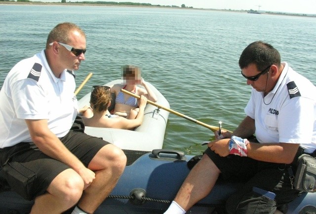 Dwie mieszkanki Brzegu bez kamizelek ratunkowych wypłynęły pontonem na środek jeziora. Mariusz Wilman (z lewej) i Jarosław Białochławek tym razem tylko pouczyli dziewczyny.