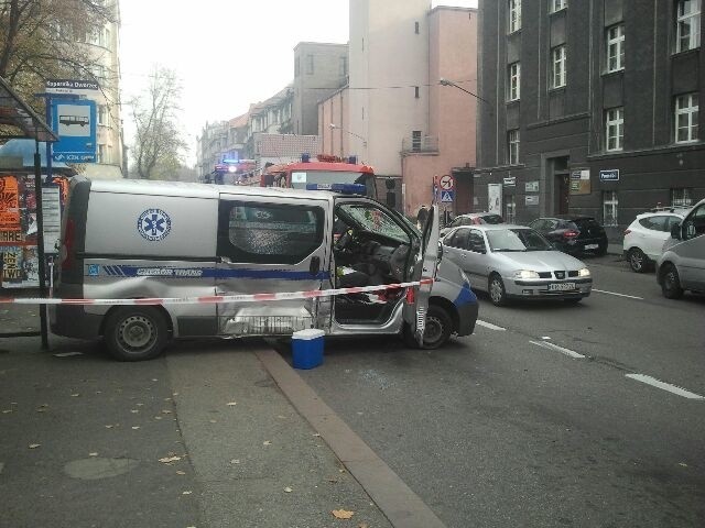 Wypadek w centrum Katowic. Karetka wjechała w przystanek