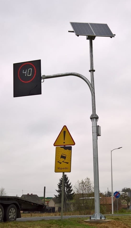 Znaki przy drogach powiatowych ostrzegają, mierzą prędkość i wskazują wysokość kary