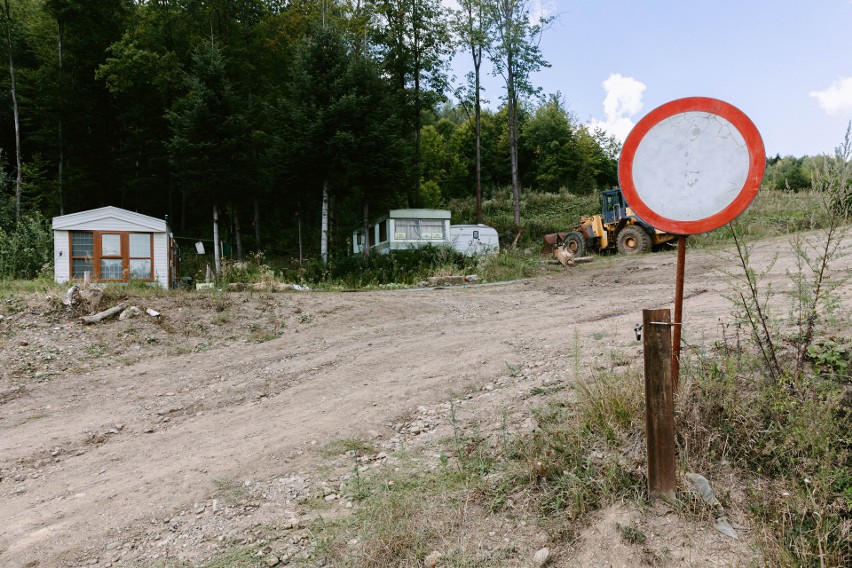 Wjazd do kamieniołomu zabezpieczony był łańcuchem i znakami...