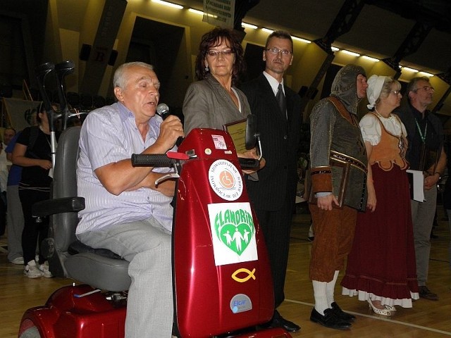Członek zarządu "Flandrii" Wiesław Szczepański podczas uroczystego otwarcia spartakiady