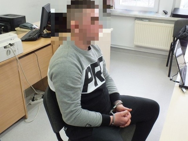 Głogowscy policjanci zatrzymali dwóch mężczyzn w wieku 28 i 26 lat, podejrzanych o wyłudzenie pieniędzy z tytułu zaliczek, pobranych na poczet zakupu pojazdów sprowadzanych z zagranicy. Podejrzani usłyszeli już zarzuty. Grozi im kara pozbawienia wolności nawet do 8 lat. Głogowscy policjanci zatrzymali dwóch mężczyzn, którzy usłyszeli zarzuty wyłudzenia kwoty 3.400 złotych, tytułem zaliczek na poczet sprowadzonych z zagranicy pojazdów. Podejrzani w wieku 26 i 28 lat, są mieszkańcami województwa lubuskiego. Na portalach ogłoszeniowych umieszczali informacje o możliwości sprowadzenia pojazdu. Warunkiem była wpłata zaliczki na poczet przyszłego zakupu. Do ogłoszeń były dodawane zdjęcia, co miało je uwiarygodnić.  Proponowali motocykle oraz samochody. Aby uniknąć odpowiedzialności karnej, posługiwali się kontami bankowymi oraz telefonami założonymi na tzw. „słupy”. To jednak nie uchroniło ich przed zatrzymaniem i odpowiedzialnością karną. Obydwaj usłyszeli zarzuty dokonania oszustw na szkodę innych osób. Kwota 3.400 złotych jaką zdołali wyłudzić, to wstępne ustalenia policjantów. Funkcjonariusze w dalszym ciągu wyjaśniają jaki był zakres ich działalności przestępczej. Za czyny, które popełnili grozi kara do 8 lat pozbawienia wolności. Obydwaj zostali objęci dozorem policyjnym oraz poręczeniem majątkowym. 