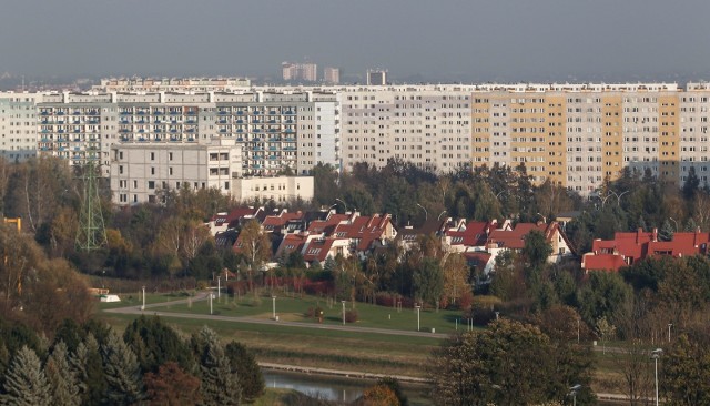 Średnia cena wynajmu jednego metra kwadratowego mieszkania w Rzeszowie pomiędzy najtańszą i najdroższą dzielnicą różni się nawet o 8 złotych. Dla 50-metrowego mieszkania oznacza to 400 złotych różnicy.Szczegóły na kolejnych slajdachPOLECAMY: Mieszkanie czy dziura w ziemi? Tak się kupuje w Rzeszowie