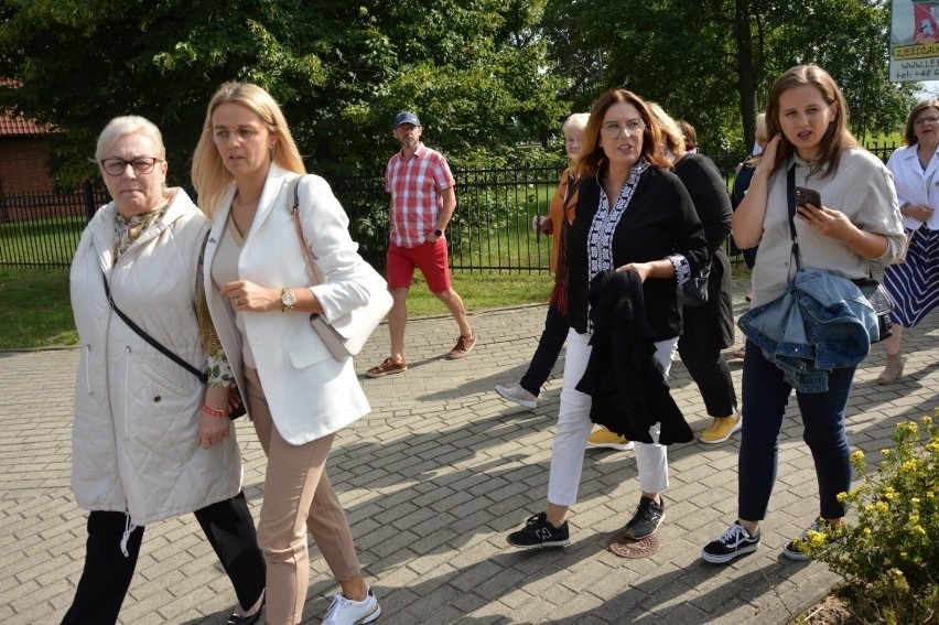 Rondo Praw Kobiet w Łebie już oficjalnie. Na odsłonięciu tabliczki pojawili się parlamentarzyści