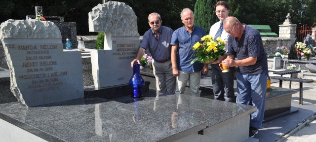 Kwiaty na grobie Konstantego Miodowicza złożyli przedstawiciele buskich struktur Platformy Obywatelskiej i Towarzystwa Miłośników Buska-Zdroju.