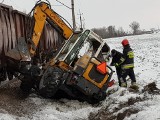 Pociąg towarowy uderzył w koparkę. Utrudnienia w ruchu na linii kolejowej Toruń-Olsztyn 