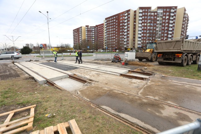 Mieszkańcy Karłowic i Różanki zostali niemile zaskoczeni przez MPK Wrocław. Planowany remont rozpoczął się dzień wcześniej, bez uprzedzenia.