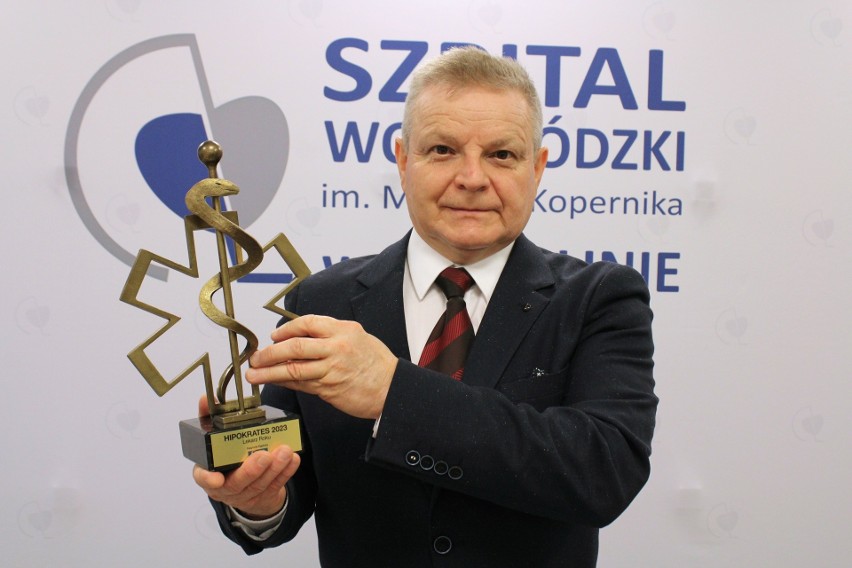 Doktor Andrzej Melka ze statuetką Lekarza Roku 2023.