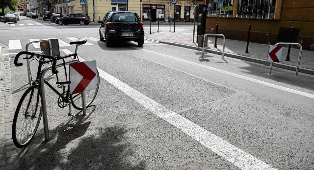 Stojaki rowerowe na ulicy Węgierskiej – tuż przy wjeździe w ul. Limanowskiego