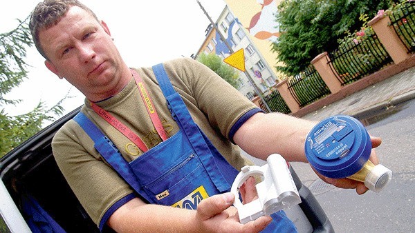 Wczoraj pracownicy Wodociągów i Kanalizacji zakładali nowe liczniki przy ulicy Wydmowej. Na zdjęciu &#8211; Piotr Sumara demonstruje nowy wodomierz z białą nakładką do zdalnego odczytu. 