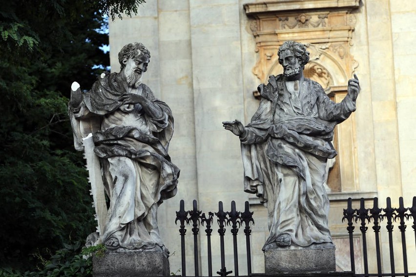 Święty Szymon (z lewej) z kikutem ręki i ubitym swoim...
