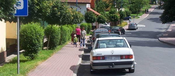 Na jednokierunkowej ul. Bielawskiego w Brzozowie dochodzi często do zatorów, bo poprzez miejsca parkingowe pas drogowy uległ zwężeniu.