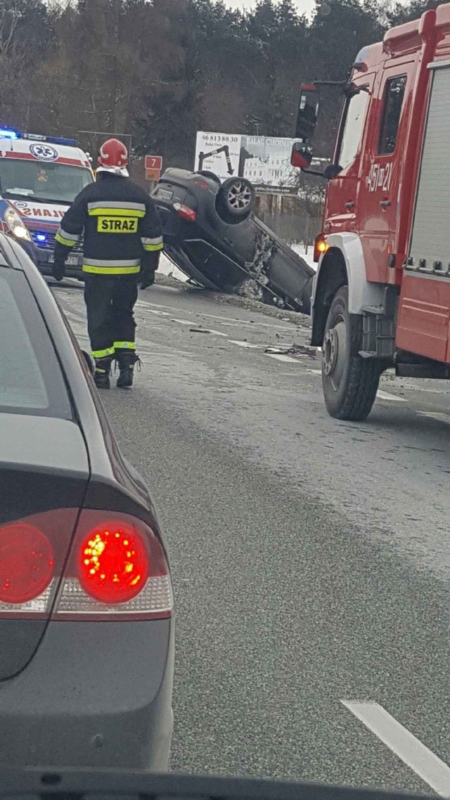 Wypadek w Podolu koło Grójca. Dachowanie forda po kolizji na "siódemce".