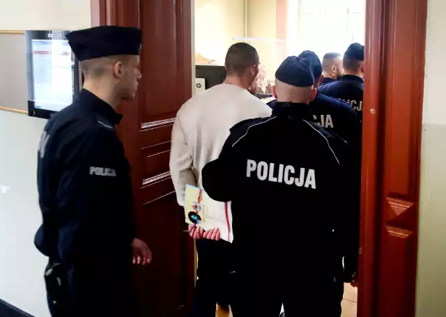 Według prokuratury mężczyzna został uduszony w nocy z 30 na 31 marca 2021 r. w celi Zakładu Karnego w Nowogardzie.