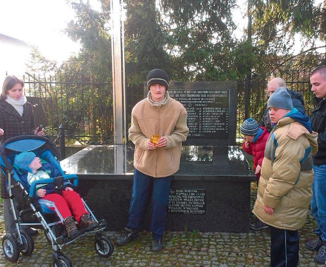 Niepełnosprawni uczniowie przy pomniku ofiar pacyfikacji