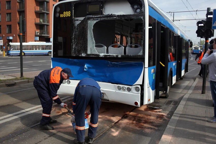 Kraków. Wypadek - zderzenie tramwaju z autobusem na ulicy Pawiej [ZDJĘCIA, WIDEO]
