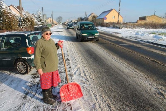 Wczoraj pani Otylia ze Szczepanka, widząc zaśnieżoną ścieżkę, chwyciła za łopatę i zaczęła odgarniać śnieg.