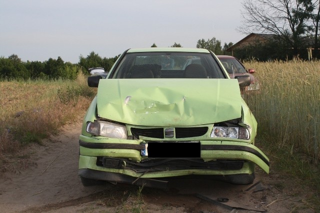 Na polnej drodze w miejscowości Miałkie (gmina Topólka) wczoraj popołudniu zderzyły się dwa samochody osobowe. 3-letnia dziewczynka trafiła do szpitala.- Jak wstępnie ustalili policjanci, na skutek nieprawidłowego wymijania, doszło do czołowego zderzenia seata, którym kierował 38-latek, z fiatem  kierowanym przez 25-latkę - relacjonuje asp. szt. Marcin Krasucki z radziejowskiej policji.Po zderzeniu do szpitala na obserwację przewieziono 3-letnią pasażerkę fiata punto. Ustalono, że kierujący byli trzeźwi.Szczegółowe okoliczności i dokładne przyczyny tego zderzenia będą wyjaśniać radziejowscy policjanci.Pogoda na dzień (23.06.2017) | KUJAWSKO-POMORSKIEŹródło: TVN Meteo Active/x-news