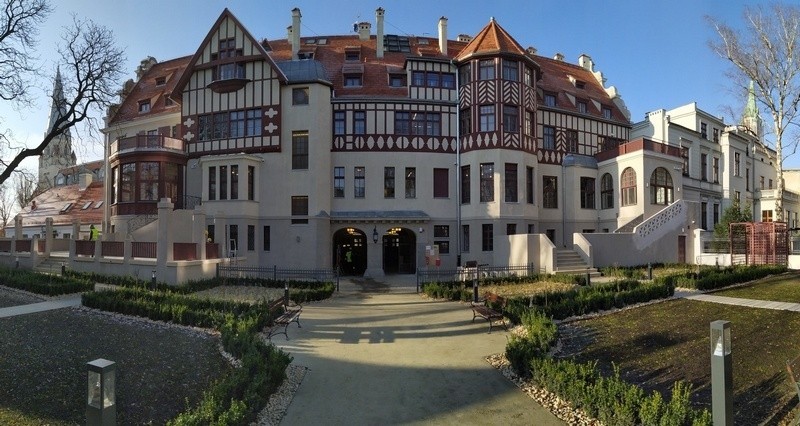 Odnowiony pałac Steinterów *widok od strony ogrodu).