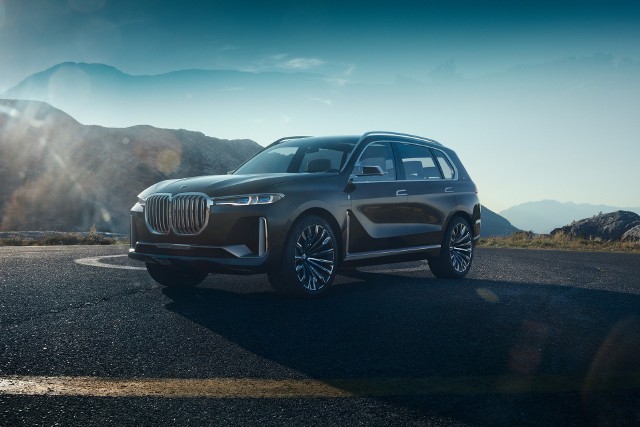 BMW X7Podczas Salonu Samochodowego we Frankfurcie zostanie odsłonięte BMW Concept X7 iPerformance. To przedsmak SUV-a, który w kolejnym roku trafi do dealerów.fot. BMW