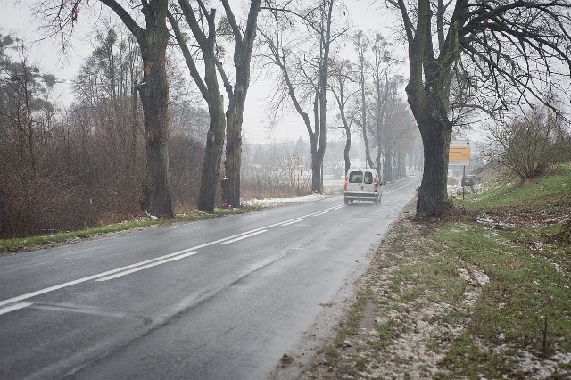 Feralny zjazd jest na zdjęciu na wysokości auta. Na odcinku przed nim dopuszczone jest wyprzedzanie. Czy uda się to zmienić?