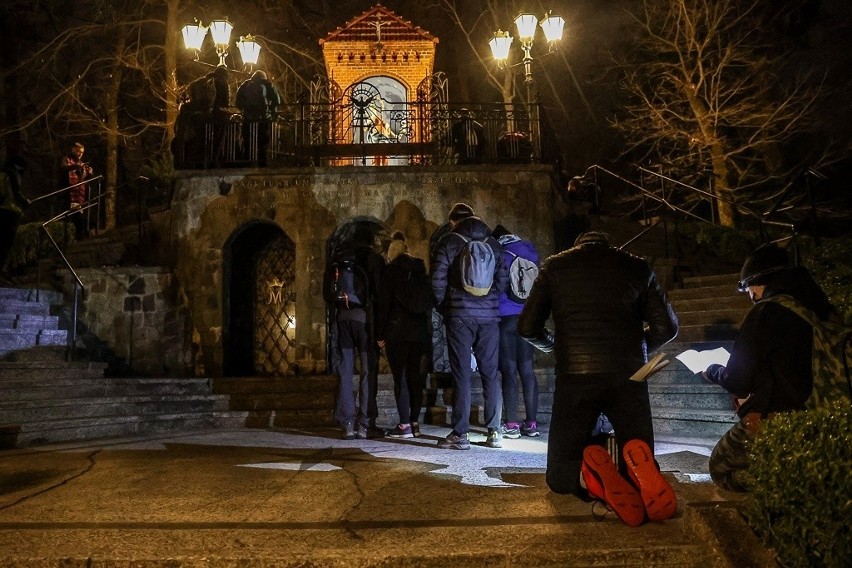 Na terenie archidiecezji gdańskiej wystartowała Ekstremalna Droga Krzyżowa. Towarzyszyliśmy uczestnikom ruszającym w trasę w Matemblewie