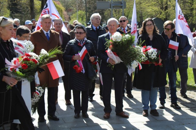 W poniedziałek przed pomnikiem Byliśmy - Jesteśmy - Będziemy w Koszalinie odbyła się uroczystość związana z przypadającym na 1 maja, Świętem Pracy.