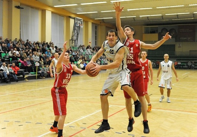 Artur Mikołajko (z piłką) trzeci raz w sezonie zaliczył double-double.