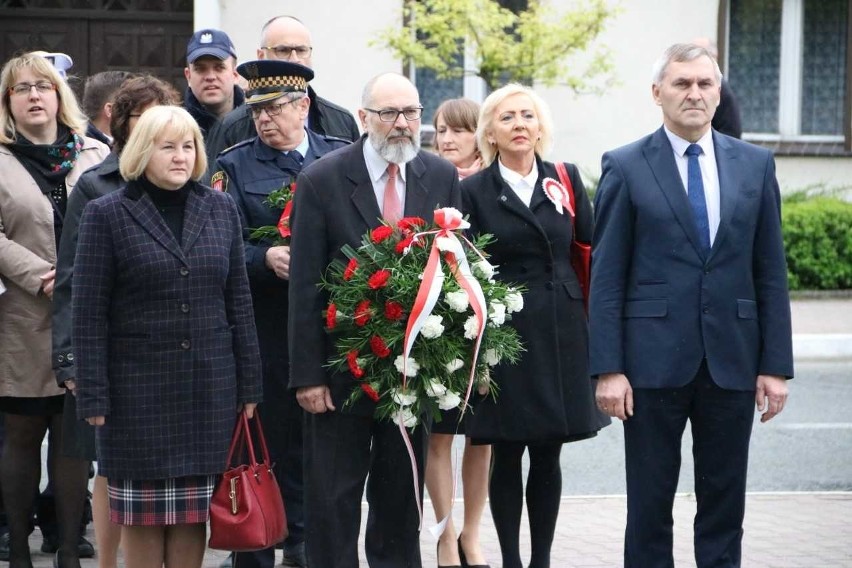 Samorządowa delegacja złożyła kwiaty pod pomnikiem.