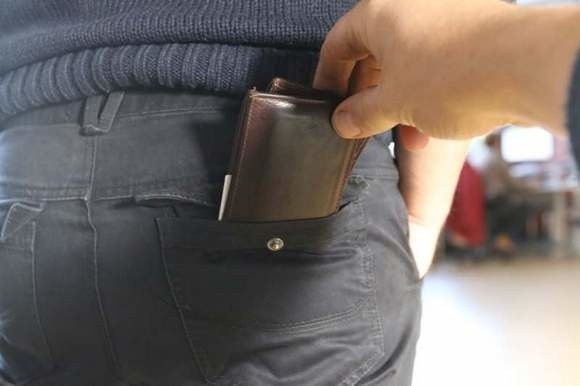 Panowie nie powinni nosić portfela w tylnej kieszeni, bo w tłumie mogą nawet nie poczuć, że ktoś go im wyciągnął.