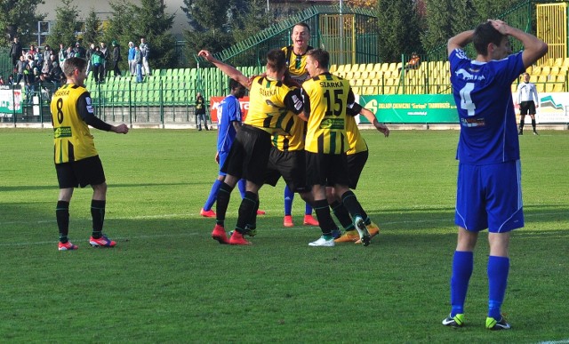 Piłkarze tarnobrzeskiej Siarki cieszą się z cennego zwycięstwa nad Okocimskim Brzesko.