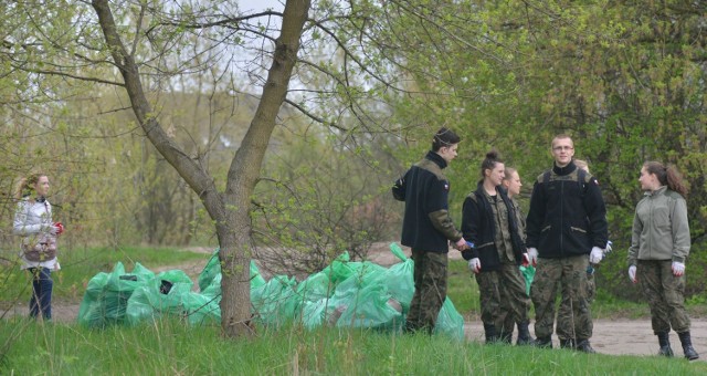 W akcji sprzątania wzięli udział uczniowie z kilku liceów i Publicznej Szkoły Podstawowej numer 3. Również mieszkańcy Radomia i urzędnicy. W sumie około 400 osób. Zebrano ponad tonę odpadów.