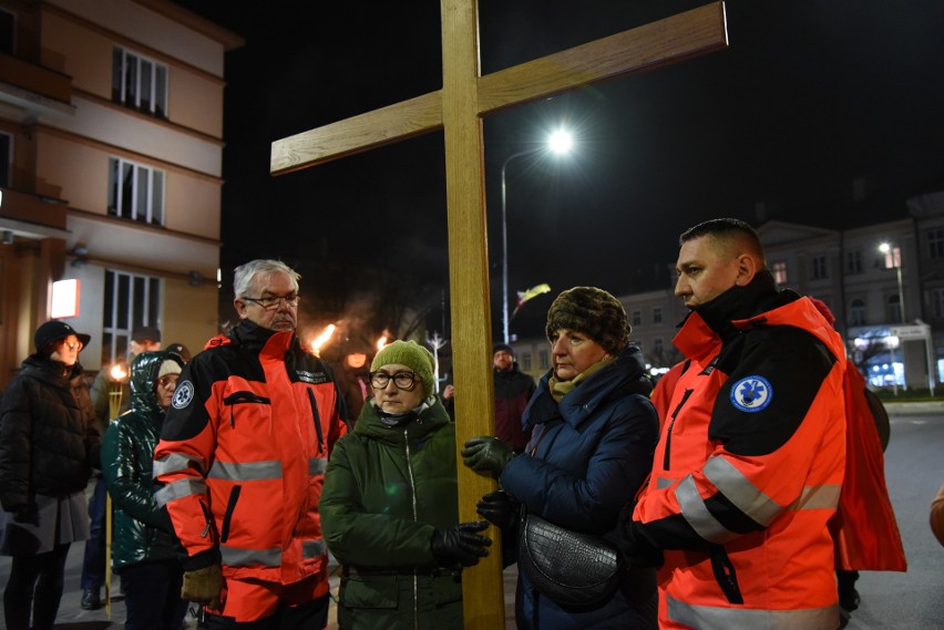 Ulicami Jarosławia w wieczornej drodze krzyżowej przeszły tłumy wiernych [ZDJĘCIA, WIDEO]