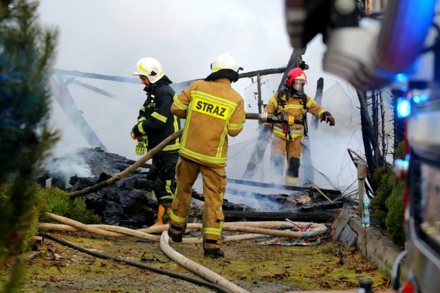 W pożarze domu jednorodzinnego w Brzozie zginął starszy mężczyzna