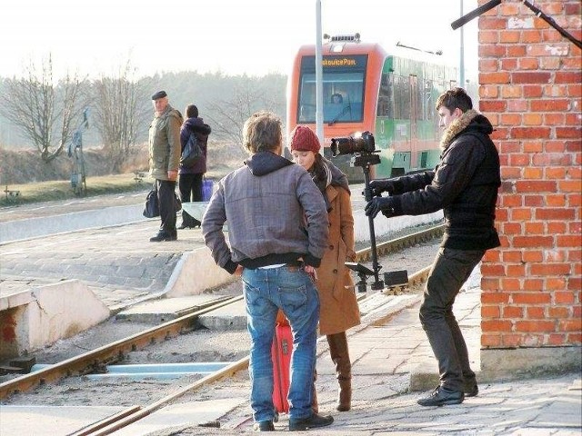 Migawka z ostatniego planu filmowego Sebastiana Kwidzińskiego na dworcu PKP w Osiu