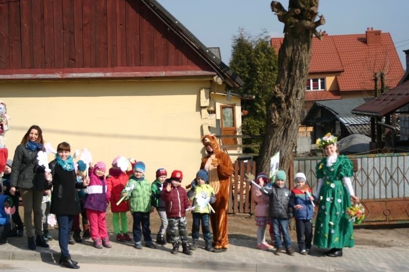 Przedszkolaki z Chęcin w barwnym korowodzie poszukiwały wiosny 