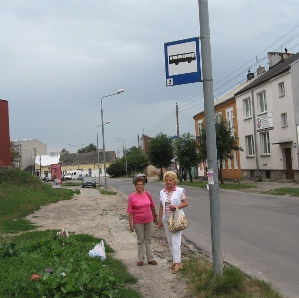 - Często jeździmy "dwójką&#8221; i po opuszczeniu autobusu odczuwamy wyraźnie brak chodnika - narzekają Barbara Opiłowska i Jadwiga Bednarska.