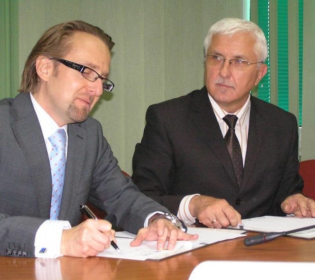 Prezydent Tyszkiewicz i przedstawiciele firm HP oraz Sinersio podpisali listy o współpracy przy budowie Centrum (fot. Artur Lawrenc)