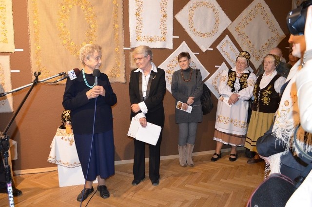 Wanda Szkulmowska (z lewej) dostała podziękowania i prezent, który wręczyła jej w imieniu wszystkich członków Maria Ollick, prezeska BTK.