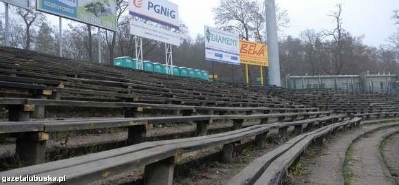 Niewygodne siedzenia na pierwszym łuku zastąpią plastikowe krzesełka w barwach miasta (fot. Wojciech Waloch)