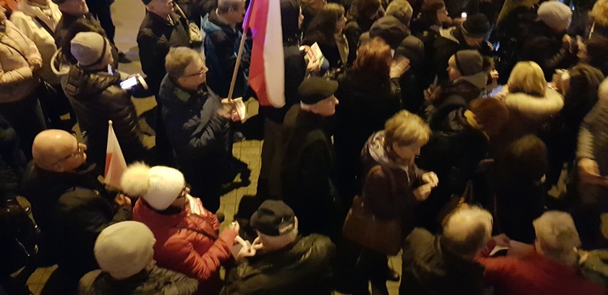 Protest Komitetu Obrony Demokracji przed Sądem Okręgowym w Kielcach. Przyszło ponad tysiąc osób ! (ZDJĘCIA)