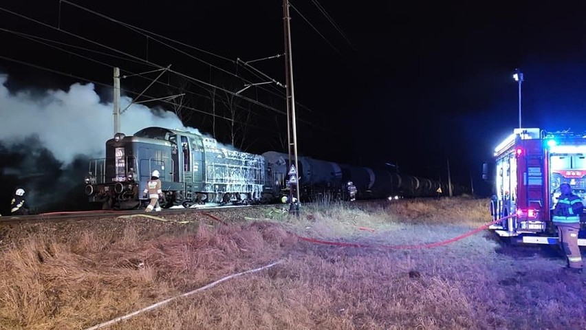 Pożar lokomotywy w pobliżu miejscowości Cieszyno. Dojazd do miejsca był utrudniony [ZDJĘCIA]