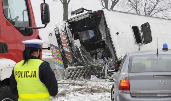 Wypadek autobusu pod Włocławkiem. Kilkadziesiąt osób rannych. Dwie nie żyją