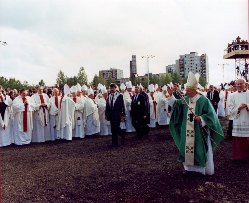 Papież w drodze na drewniany ołtarz, na którym odprawi mszę...