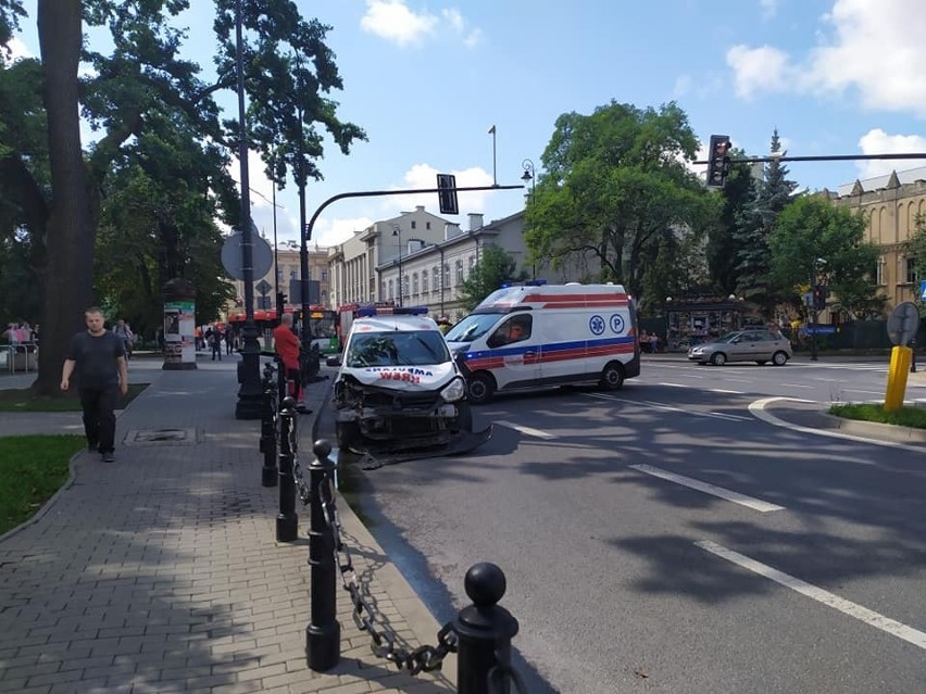 Zderzenie trzech samochodów w centrum Lublina. Utrudnienia w rejonie skrzyżowania ulic 3 maja i Żołnierzy Niepodległej