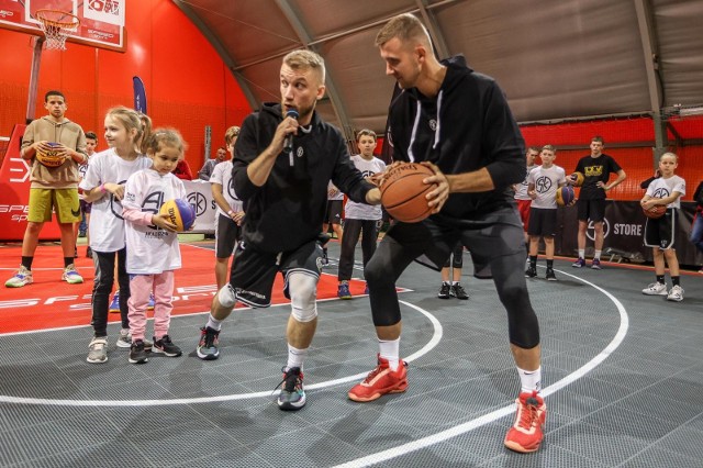 Przemysław Zamojski (z piłką) wraz z Kacprem Lachowiczem podczas zajęć dla dzieci